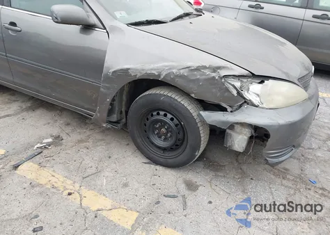 2002 Toyota Camry Le z USA, uszkodzony, nr VIN 4T1BE32K12U536831